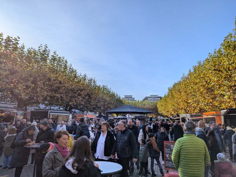 Sicht auf buntes Treiben auf dem Marktplatz Holzminden bei bestem Herbstwetter.