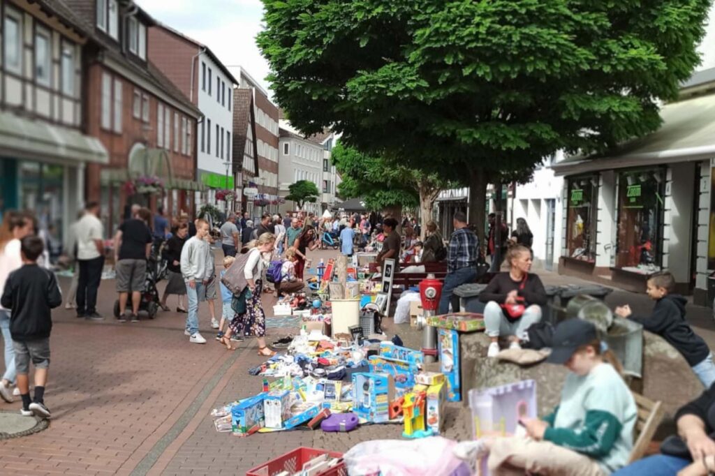 Blick auf das Flohmarkt-Treiben in der Mittleren Straße in Holzminden.