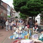 Blick auf das Flohmarkt-Treiben in der Mittleren Straße in Holzminden.