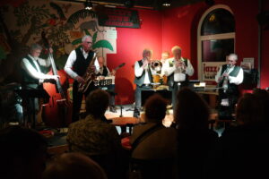 Das Foto zeigt die 7-köpfige Sleepy Town Jazz Band auf der Bühne bei einem Konzert im Jazz Club Holzminden.
