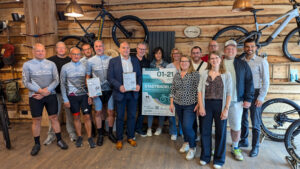 Die stärksten Teams und Einzelradfahrer beim Stadtradeln 2025 posieren gemeinsam mit Sponsoren und Organisatoren im Radhaus am Markt.