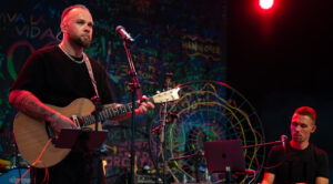 Joshua Tappe mit Gitarre und Patrick Hörle am Keyboard auf der Bühne