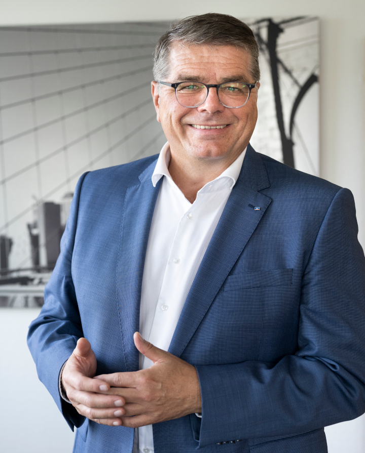 Porträtbild des Vorsitzender des Vorstands der VR-Bank in Südniedersachsen Folkert Groeneveld