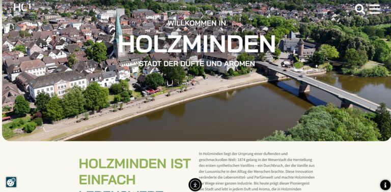 Das Foto zeigt einen Screenshot der Startseite der neuen Homepage. Dabei handelt es sich um eine bewegte Luftaufnahme von Holzminden vom Weserufer aus mit Sicht auf den Weserkai und die Weserbrücke