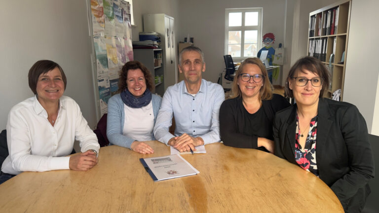 Von links sitzen Anja Beineke (Sponsorenakquise), Isabell Adam (PR & Marketing, Team Stadtmarketing), Matthias Kumlehn (Kaufhaus Schwager), Inga Schaper (Eventmanagement, Team Stadtmarketing) und Anja Kurth (Zentrum für ehrenamtliches Engagement) an einem Tisch und schauen in die Kamera.