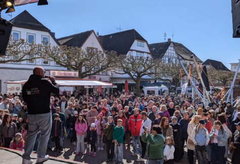 Perspektive von der Marktplatz-Bühne auf die Menschen, die davor stehen mit Sänger Joshua Tappe im Anschnitt