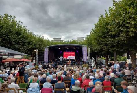 Blick über den vollen Marktplatz zur Marktsommer-Bühne auf dem das Göttinger Symphonieorchester spielt.