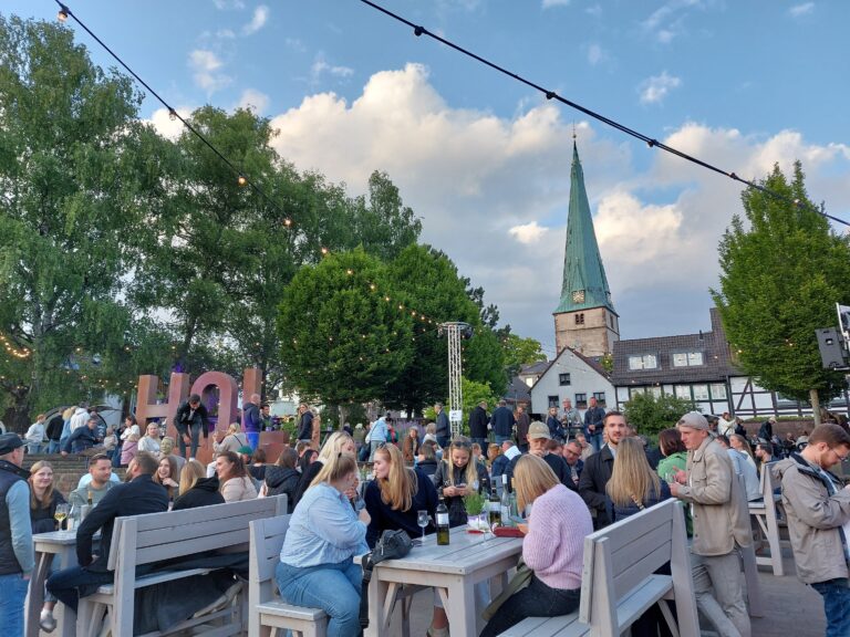 Blick vom Weserkai auf einen gut besuchten Duftgarten mit der Lutherkirche im Hintergund.