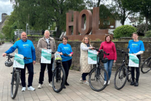 Die Organisatoren des diesjährigen STADTRADELN posieren mit ihren Fahrrädern am Weserradweg und Weserkai.