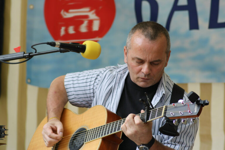 Chris Blevins mit Gitarre