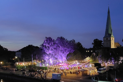 Blick von der Weserbrücke auf den nächtlichen Weserkai mit dem zum Weinfest beleuchteten Duftgarten.
