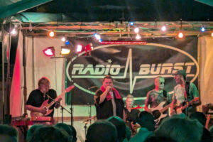 Die Band Radio Burst auf der Bühne vom Brakeler Annentag.